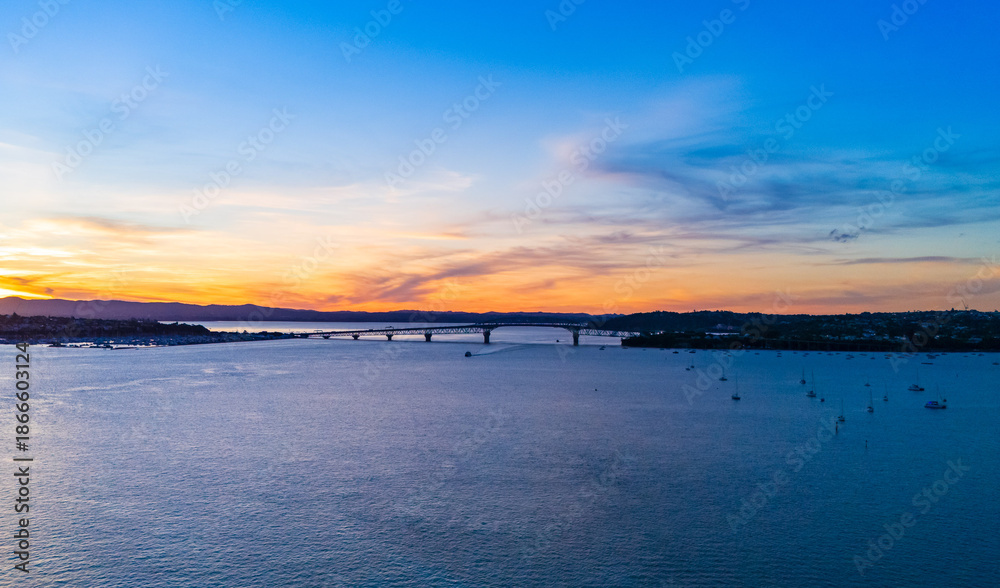 Fototapeta premium Auckland Harbour Bridge at Sunset Over Waitematā Harbour, New Zealand