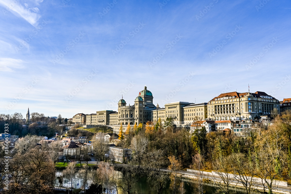 Fototapeta premium Bern, Altstadt, Bundeshaus, Winter, Wintersonne, Wintertag, Weihnachten, Aare Fluss, Hauptstadt, Schweiz 