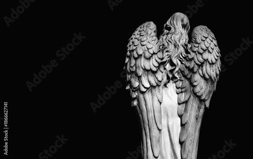 Fotografía Angel statue symbolizing death and eternity, dark spiritual art expressing silence, mystery, afterlife, and human reflection on mortality