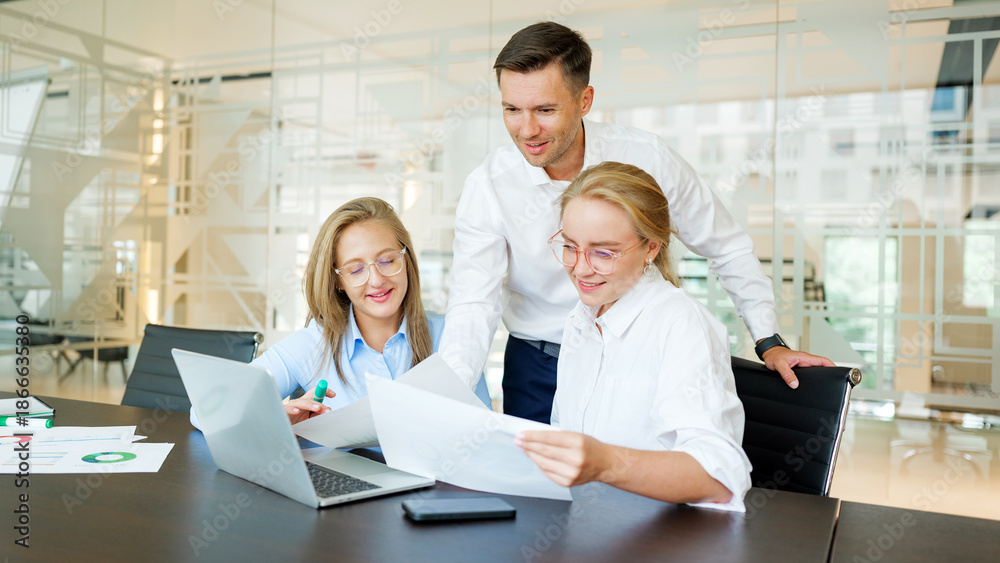 Obraz premium Business team collaborates at modern office space