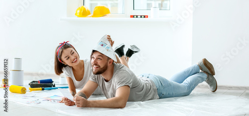 Young couple with palette s...
