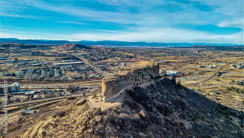 Foto Drone view of The Castle Rock and Santa Fe Quarry Butte above downtown Castle Ro