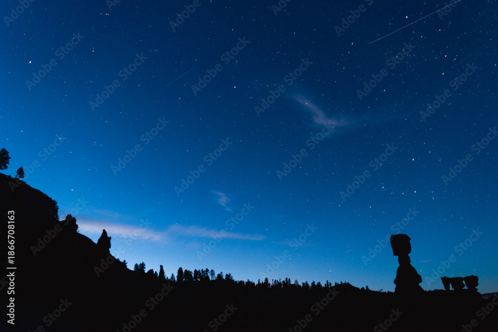 Fototapeta premium silhouette of mountain line at night