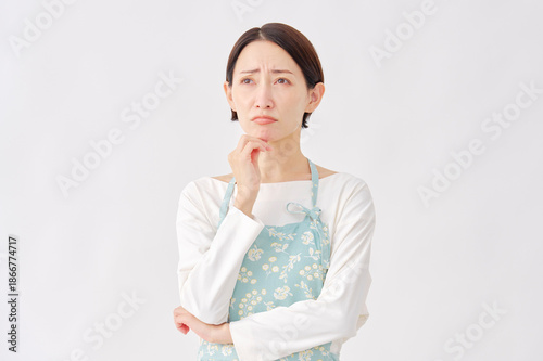 Wallpaper Mural エプロンを着た女性　悩む　白背景 Torontodigital.ca