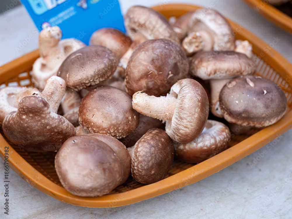 Obraz premium Fresh mushrooms at a traditional market