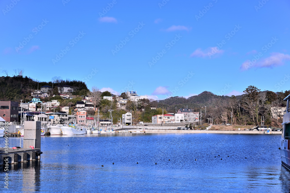 Fototapeta premium 気仙沼港 新年の船と海と 
