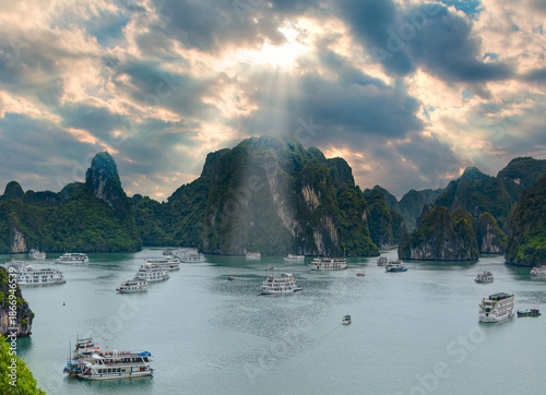 Bilde på lerret Sunset in the morning on the harbour In Ha long Bay in Vietnam