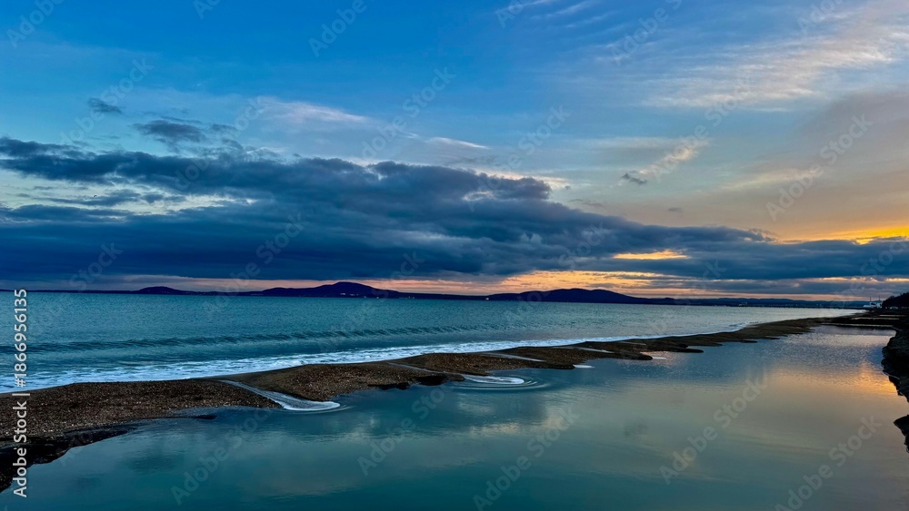 Fototapeta premium Dramatic Sunrise Over the Sea