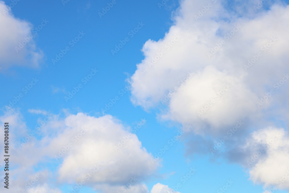 Obraz premium Blue sky background with white cloud
