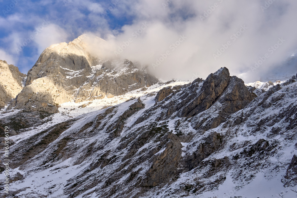 Obraz premium GRAN SASSO: escursione invernale nella Val Maone