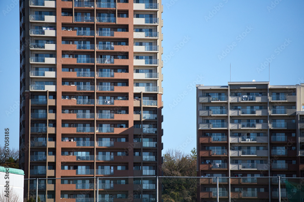 Fototapeta premium 冬の朝の綺麗な青空と高層マンションの風景