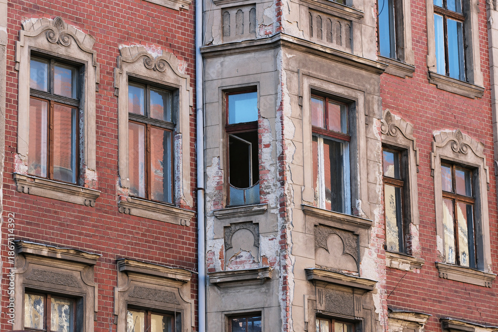 Naklejka premium Fassade eines leerstehenden Wohnhauses