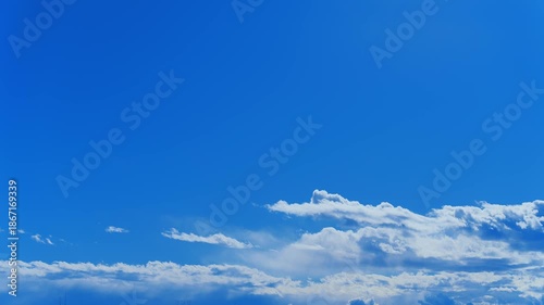 鮮やかな青空と湧き上がる白い雲のタイムラプス コピースペースあり