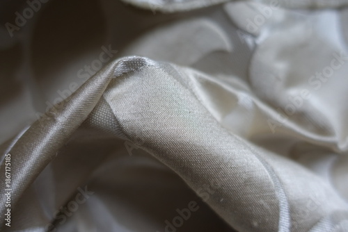 Foto Rumpled beige and silver single damask jacquard fabric