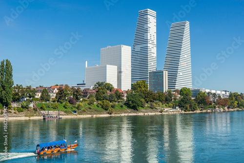 Stadtansicht von Basel mit Roche Tower und Rhein, Schweiz