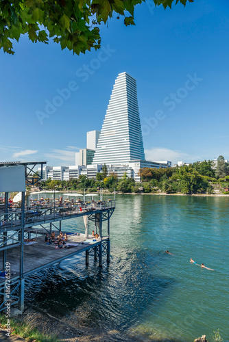 Basler Rheinbad mit Blick auf das Roche Tower am Rhein, Basel