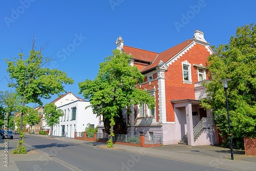 haldensleben, deutschland - sanierte häuser vor blauem himmel