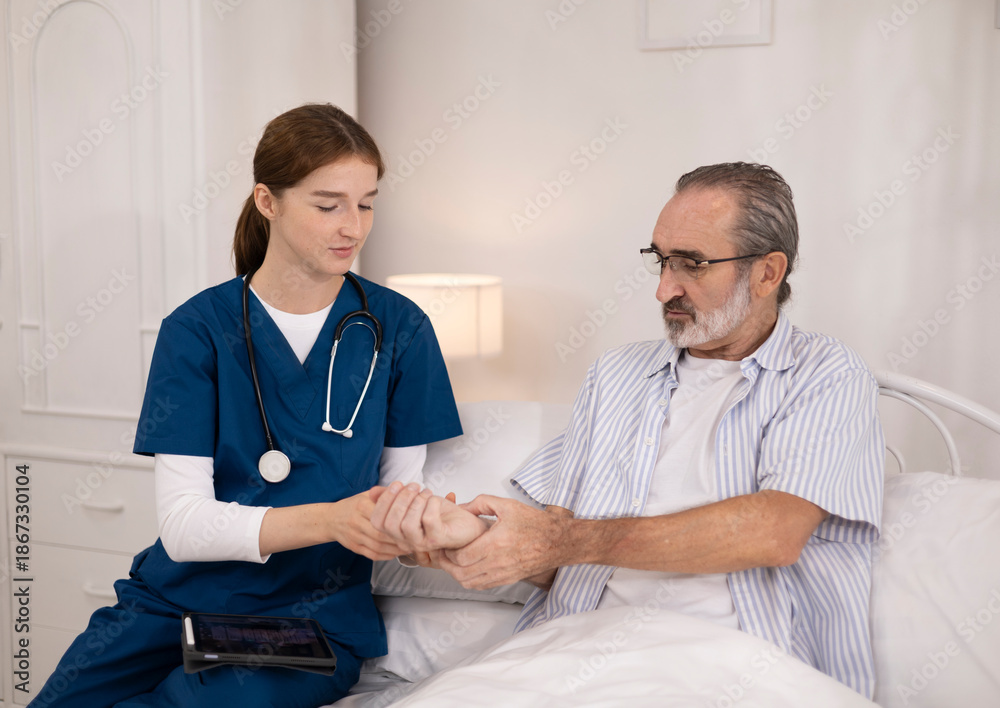Obraz premium The doctor shaking hands with the elderly man demonstrates care and encouragement for the patient. This image conveys themes of healthcare, trust, empathy, compassion, hope, and kindness.