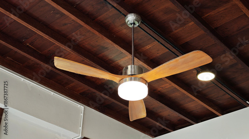Fotografía The ceiling fan in the cafe is made of wood.