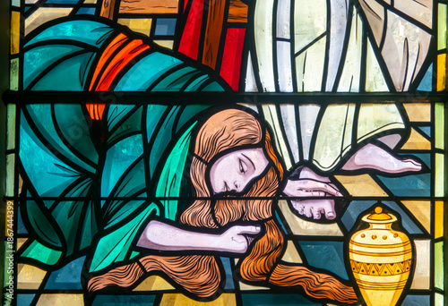 Billede på lærred Stained glass of Saint Mary Magdalene washing the feet of Jesus Christ with perfume and her hair