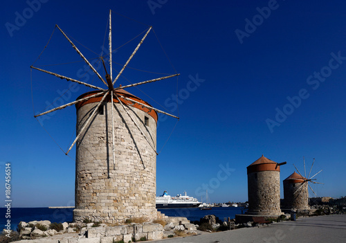 Zabytkowe średniowieczne wiatraki w porcie Mandraki na Rodos – klasyczna architektura grecka nad brzegiem morza