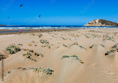 Szeroka piaszczysta plaża Prasonisi na Rodos z wydmami i kitesurferami na tle błękitnego morza