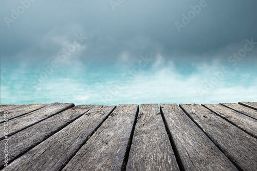 Holzveranda vor einer heissen Quelle mit Dampf