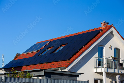 Fotografie Einfamilienhaus mit Photovoltaikanlage und Kollektoren für Solarthermie