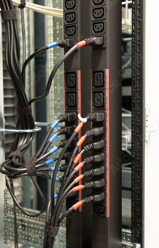 Steckdosenleisten PDU für Server Stromanschluss im Serverrack