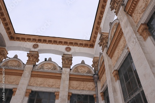 Quadro su tela Soviet neoclassical architecture with Corinthian columns and hammer and sickle r