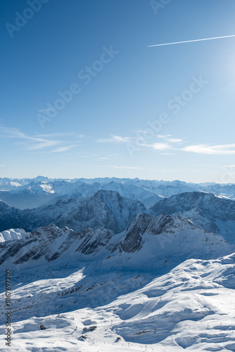 Sonniges Berpanorama von der Zugspitze