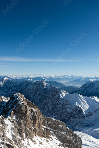 Sonniges Berpanorama von der Zugspitze