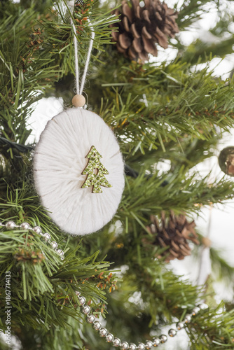 Wallpaper Mural Addobbo natalizio su albero sintetico Torontodigital.ca