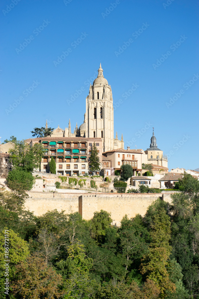 Obraz premium Historic buildings on a hillside under a clear sky.. Segovia, Spain