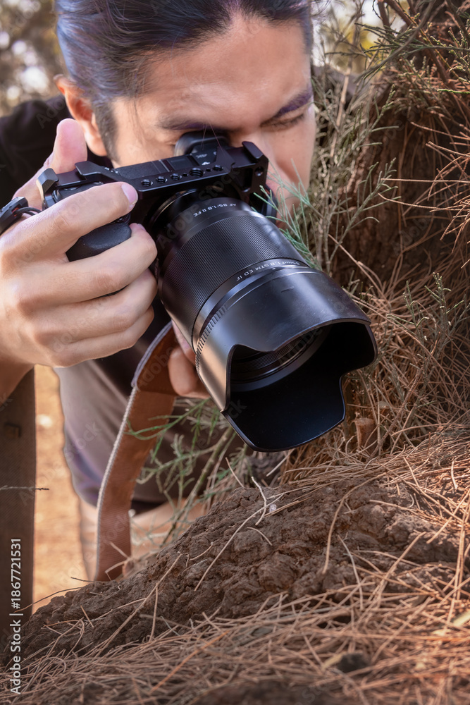 Fototapeta premium Latino man taking happy outdoor photos on a sunny day, perfect image to commemorate