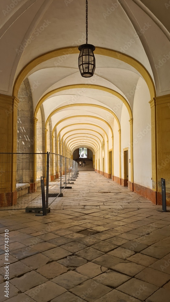 Obraz premium Belle perspective architecturale à l'intérieur d'une abbaye bourguignonne