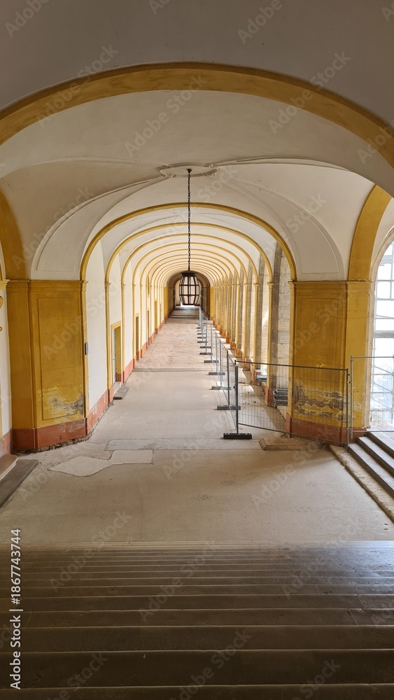 Fototapeta premium Belle perspective architecturale à l'intérieur d'une abbaye bourguignonne