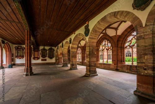Fotografie View of the cloister of Basel Minster in Switzerland.