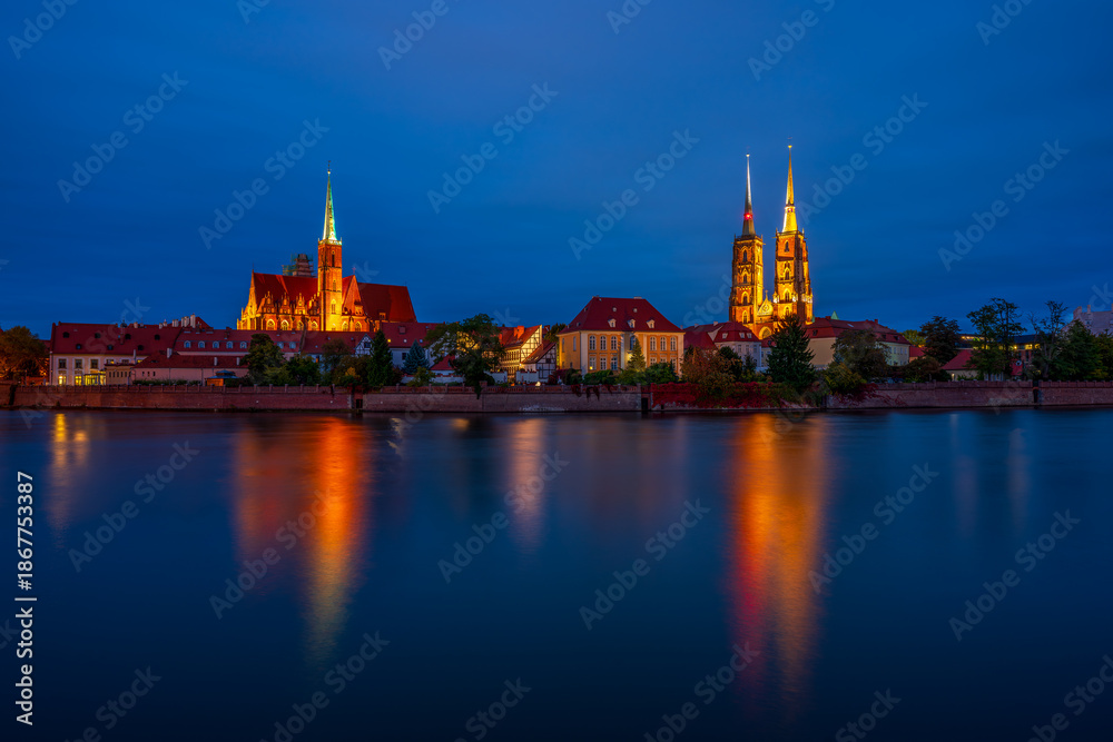 Obraz premium Panoramic view of Wrocław Cathedral Island at night, Poland.