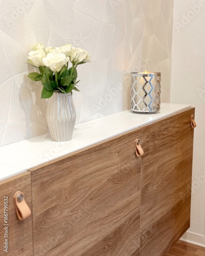 Modernes Sideboard mit Holzoptik und eleganter Wanddeko