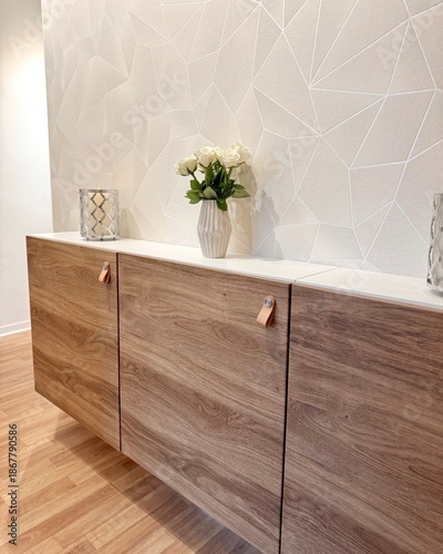Modernes Sideboard mit Holzoptik und eleganter Wanddeko
