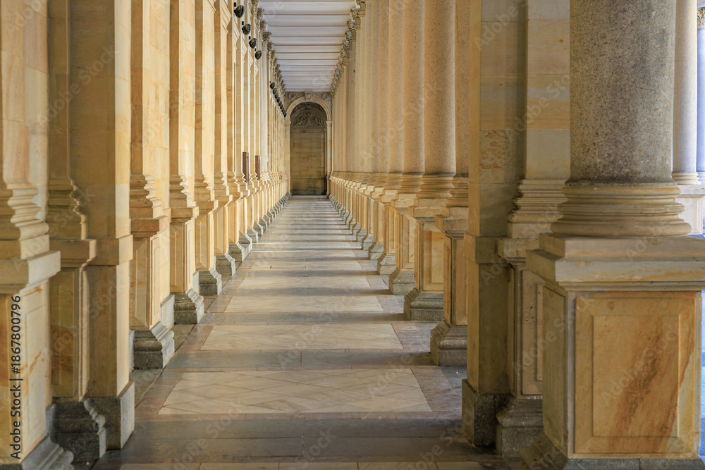 Obraz premium Majestic stone colonnade with symmetrical architecture and sunlit details