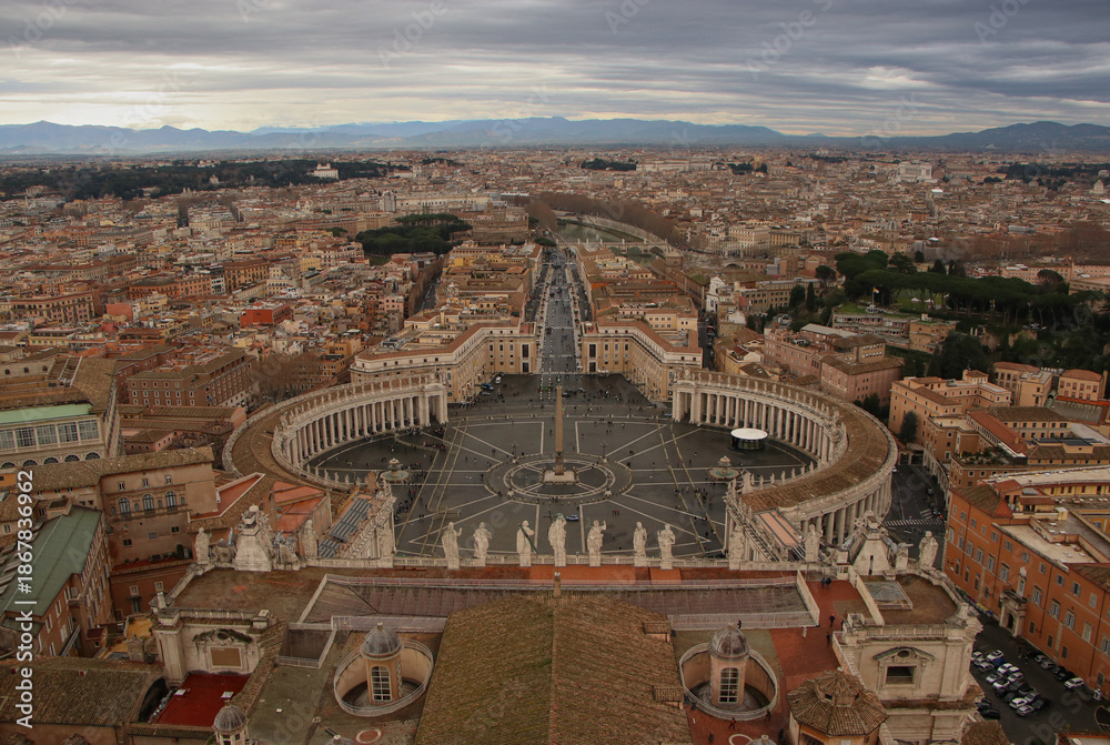 Obraz premium Saint Peter's Square in Vatican city in a cloudy day in Rome
