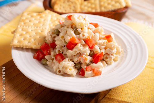 Foto Macaroni Tuna salad with elbow pasta and canned tuna, served with saltine crackers