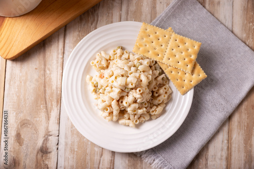Schilderij op canvas Macaroni Tuna salad with elbow pasta and canned tuna, served with saltine crackers