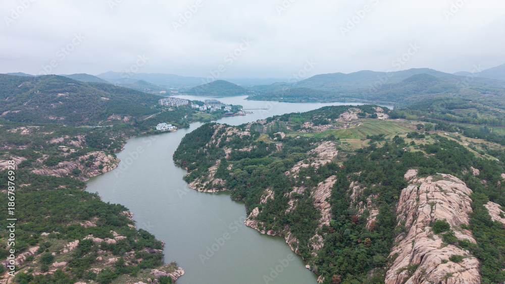 Obraz premium China Shandong Wulian Songyue Lake, cloudy and misty mountain scenery