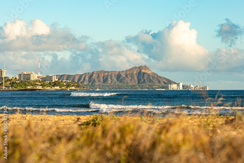 Bild auf Leinwand Golden Hour Sunset over Waikiki Beach and Diamond Head in Honolulu