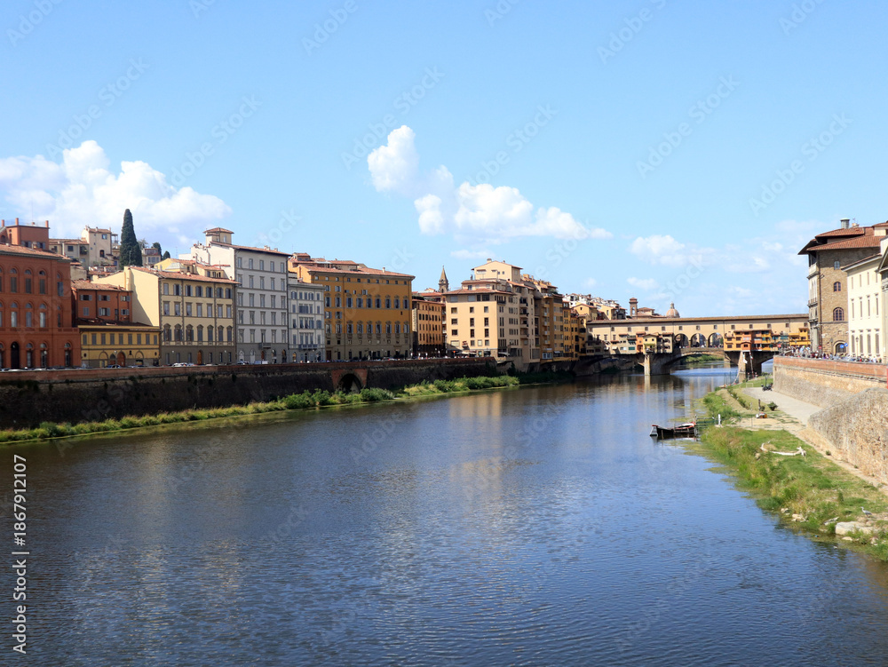 Obraz premium panoramic view of Florence, italy over the river ARno looking towards ponte Veccio bridge