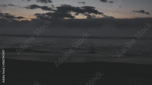 夜明け前の大津海岸の海