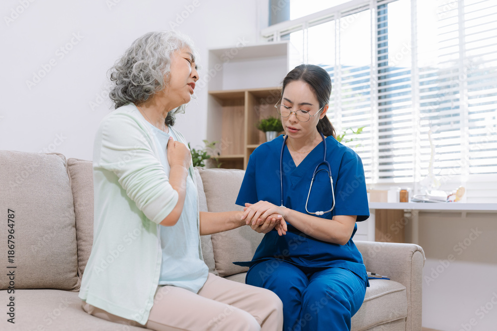 Obraz premium doctor talking with woman patient for monitoring and check up. doctor touching patient hand and consoling.